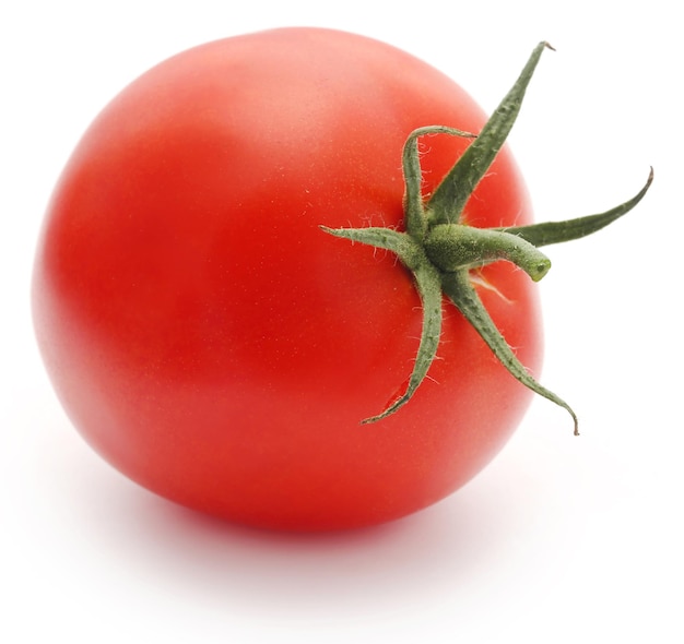 Tomate fraîche isolée sur fond blanc