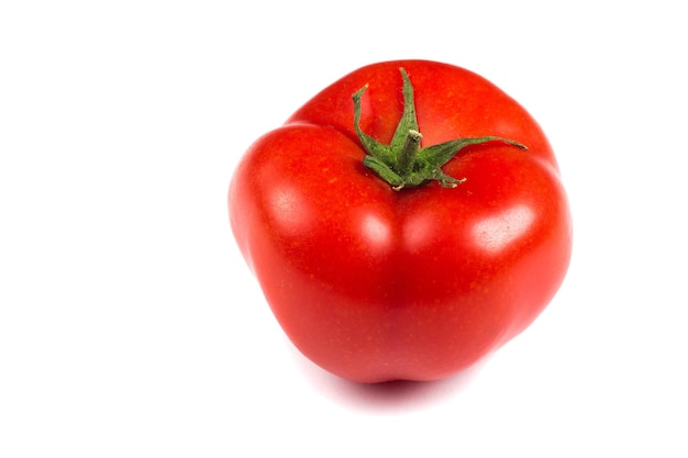 Tomate fraîche isolée sur fond blanc