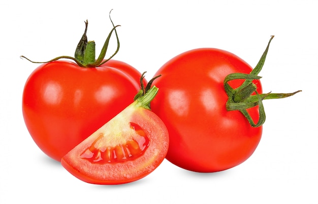 Tomate fraîche isolée sur un tracé de détourage blanc