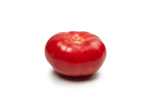 Tomate fraîche rouge isolé sur fond blanc