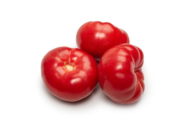 Tomate fraîche rouge isolé sur fond blanc