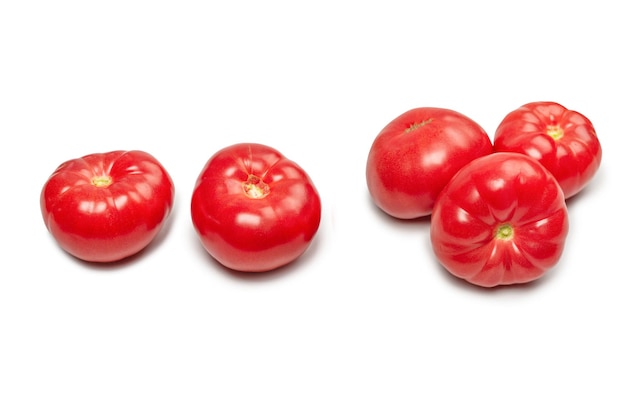 Tomate fraîche rouge isolé sur fond blanc