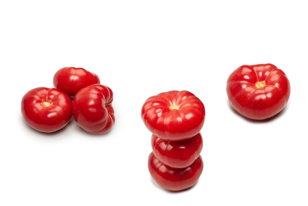 Tomate fraîche rouge isolé sur fond blanc