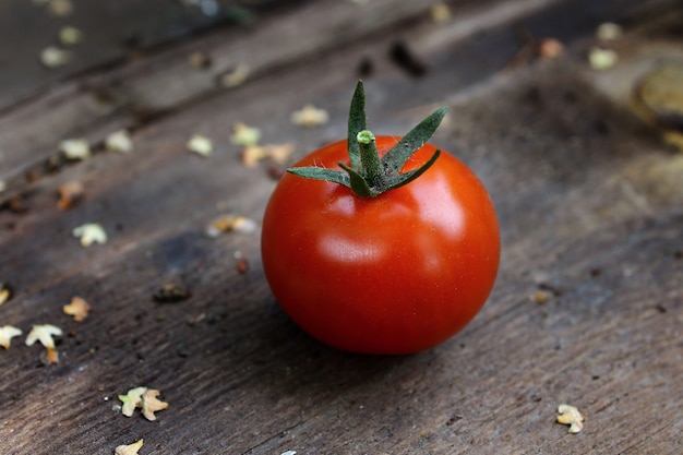 Tomate fraîche rouge sur une table en bois