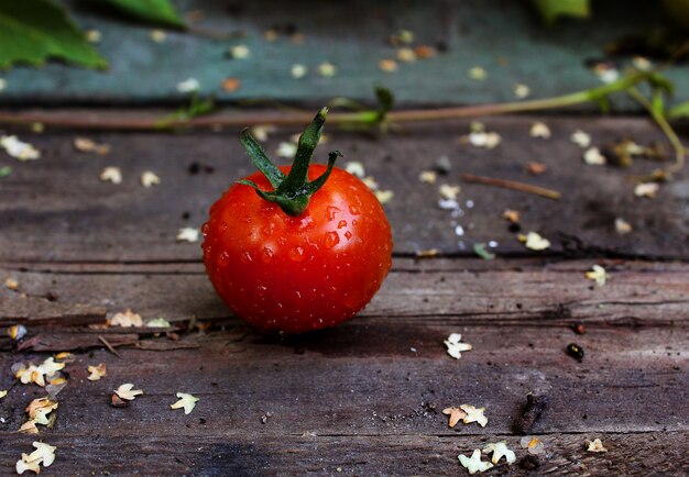 Tomate fraîche rouge sur une table en bois