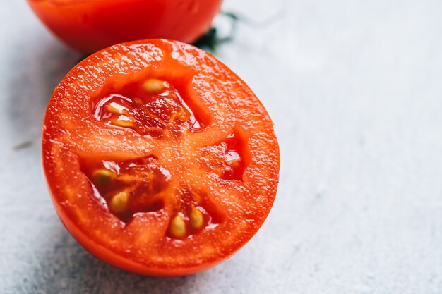 Tomate fraîche rouge sur la table, gros plan.