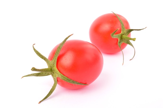 Tomate fraîche et saine isolé sur blanc