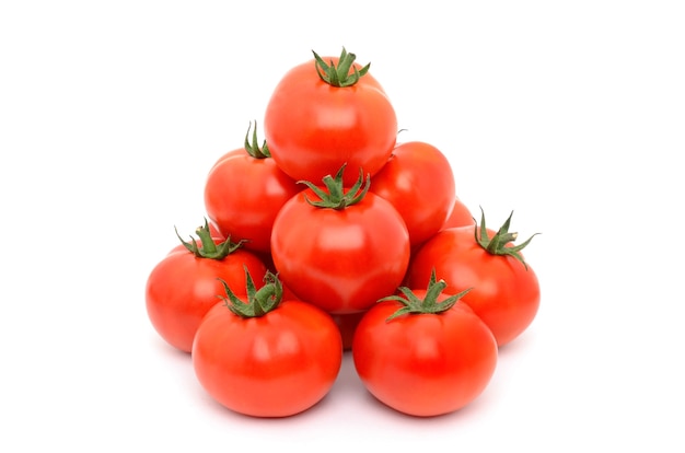 Tomate fraîche et saine isolée sur une surface blanche