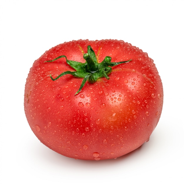 Tomate avec des gouttes isolées