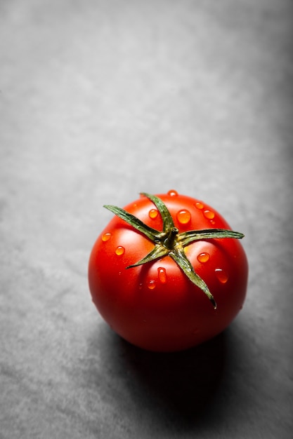 Tomate avec gouttes