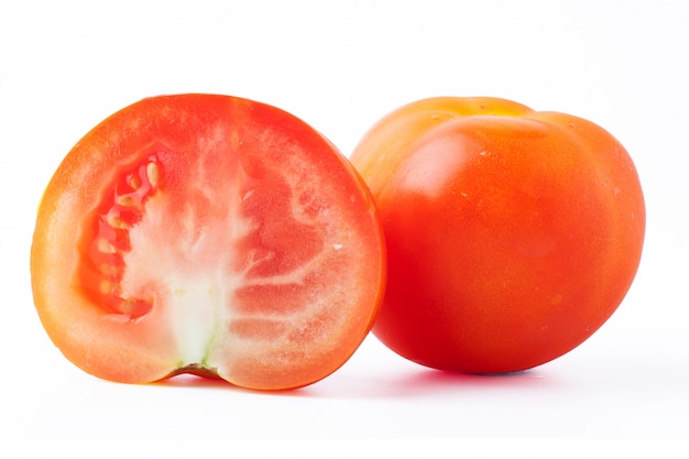 Tomate isolé sur blanc. Avec un tracé de détourage