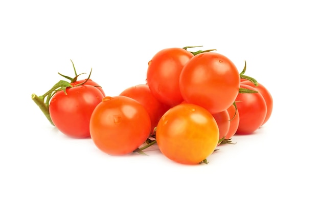 Tomate isolé sur une découpe de fond blanc