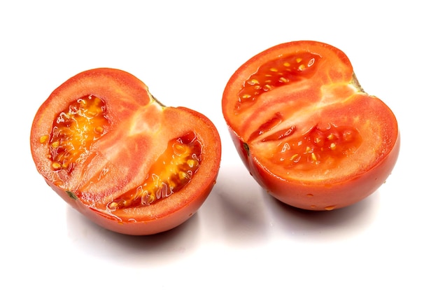 Tomate isolé sur fond blanc Légumes biologiques frais Couper les tranches de tomate Tracé de détourage Pleine profondeur de champ gros plan