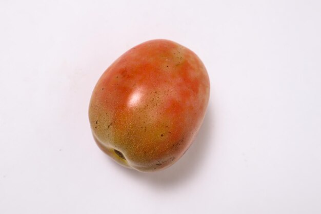 Tomate isolé sur fond blanc