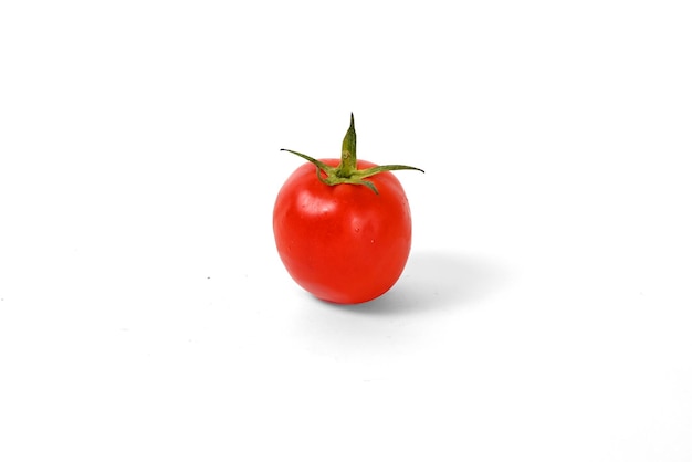 Tomate isolé sur fond blanc