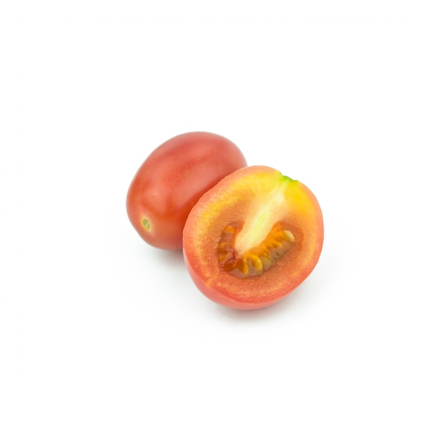 Tomate isolée sur blanc.