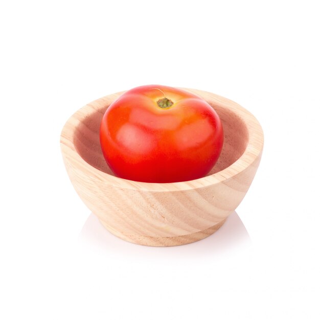 Tomate isolée sur fond blanc