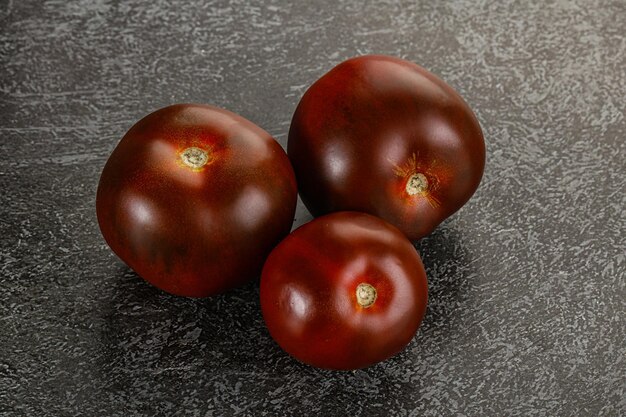 Tomate Kumato juteuse biologique et naturelle