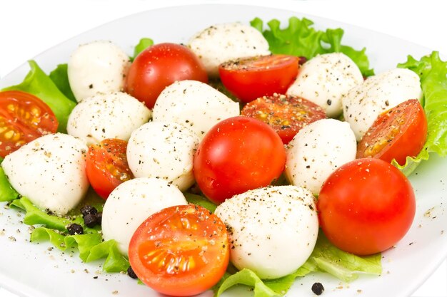 Tomate mozzarella et salade sur une assiette