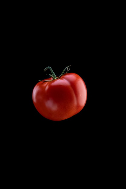 Tomate mûre fraîche rouge isolée