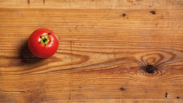 Tomate mûre sur un fruit de tableau décoratif sur blanc