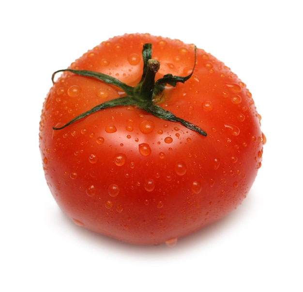 Tomate mûre avec des gouttes d'eau