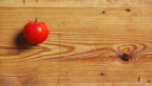 Tomate mûre sur une planche à découper