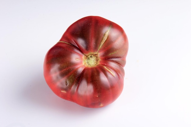 Tomate noire sur fond blanc