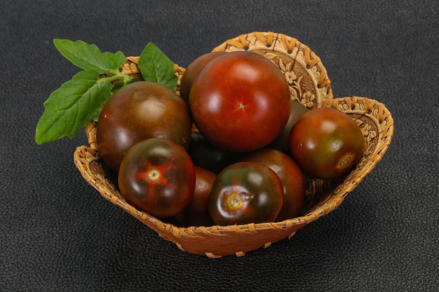 Tomate noire Kumato fraîche savoureuse