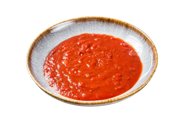 Tomate Passata faite maison dans une assiette rustique avec des herbes à fond blanc isolé