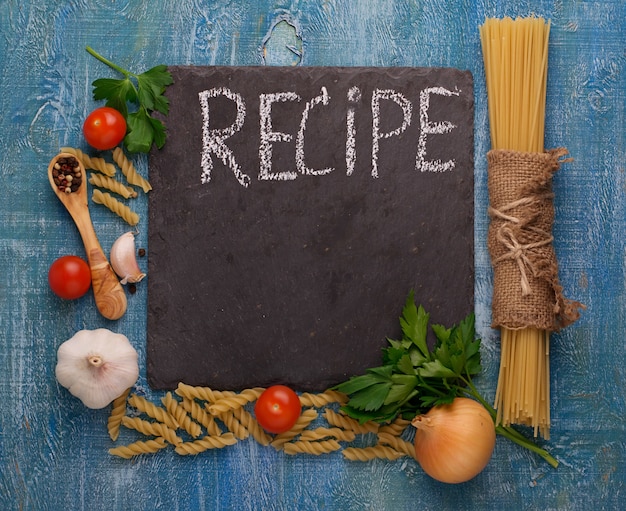 Tomate, pâtes, ail, persil et espace pour la recette