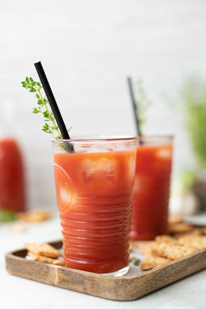 Tomate pressée fraîche avec des craquelins