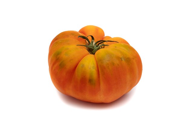 Une tomate raf entière, isolée sur fond blanc.