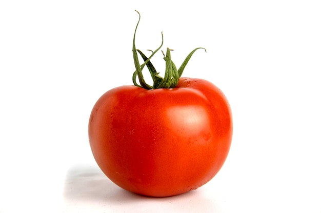 Tomate ronde rouge isolée sur blanc