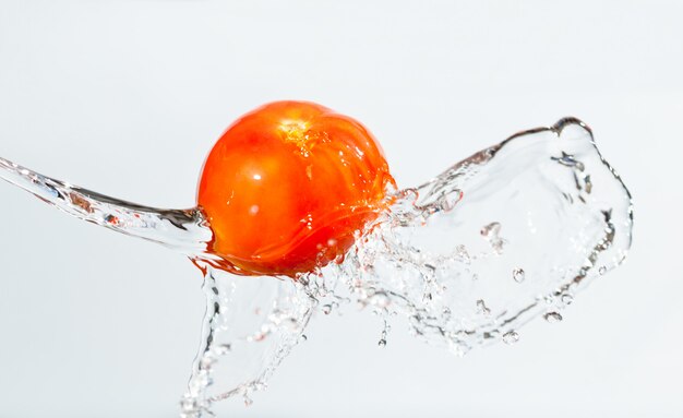 Tomate rouge dans l'eau éclabousse