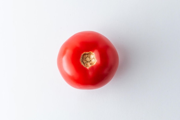 Tomate rouge sur fond blanc