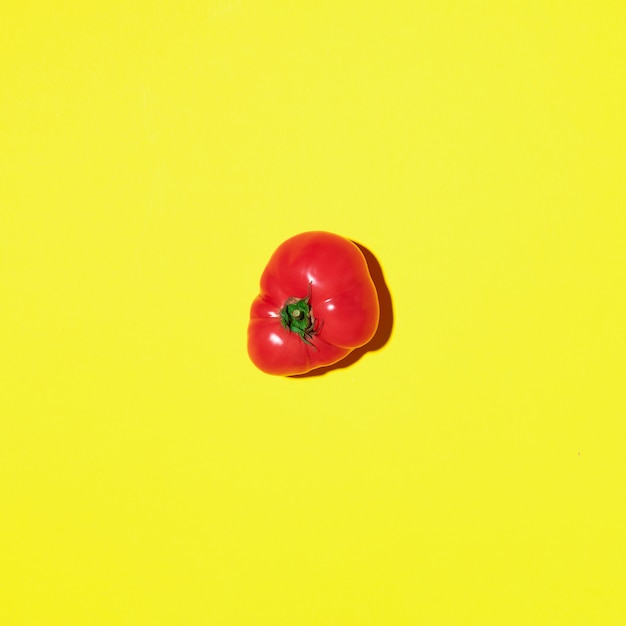 Tomate rouge sur fond jaune