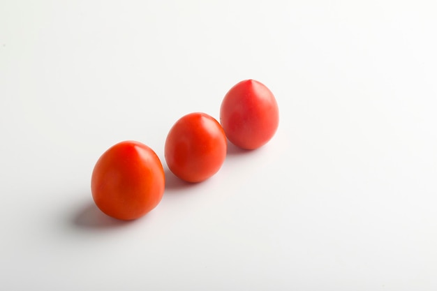 Tomate rouge fraîche sur fond blanc