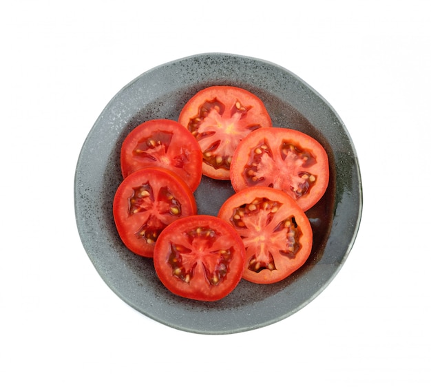 Tomate rouge fraîche en tranches sur plaque isolée sur fond blanc Vue de dessus