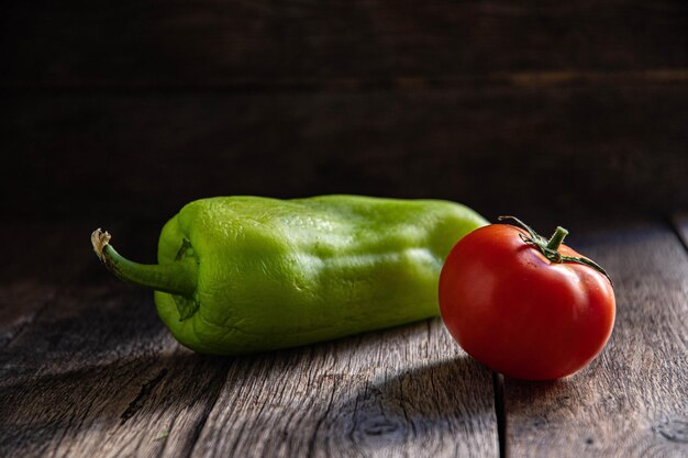 Photo tomate rouge de poivron doux vert sur une table en bois pour la salade