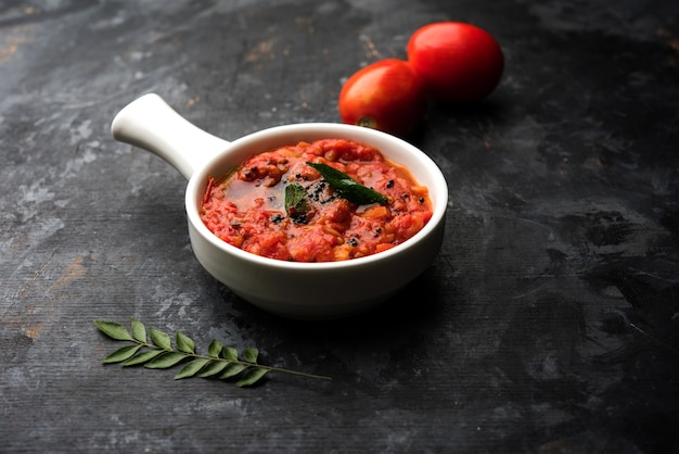 Tomate sabzi ou chutney ou sauce tamatar, servi dans un bol. mise au point sélective