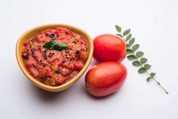 Tomate sabzi ou chutney ou sauce tamatar, servi dans un bol. mise au point sélective