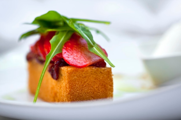 Tomate et salade sur un gâteau salé