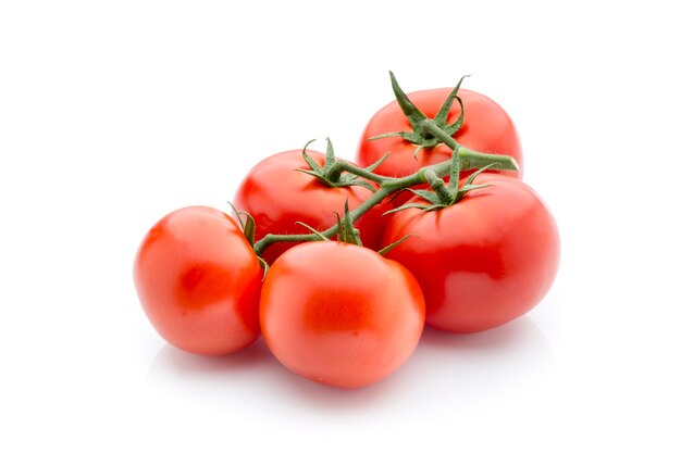 Tomate sur la surface blanche isolée.