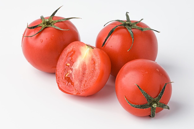 Tomate tomate cerise mini tomate petite tomate bébé tomate isolé sur fond blanc
