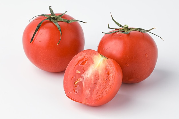 Tomate tomate cerise mini tomate petite tomate bébé tomate isolé sur fond blanc