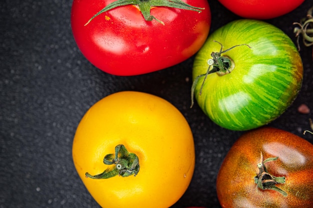 tomate tomates assorties type différent rouge jaune vert légume repas sain nourriture collation