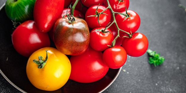 tomate tomates assorties type différent rouge jaune vert légume repas sain nourriture collation