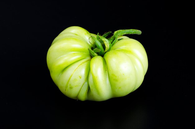 Tomate Verte Immature Sur Fond Noir. Photo