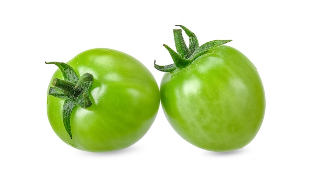 Tomate verte isolée sur fond blanc